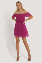 Mini-robe ceinturée à épaules dénudées